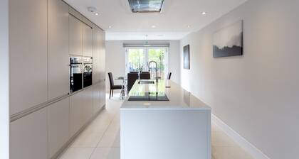 Immaculate Central Windsor Town House