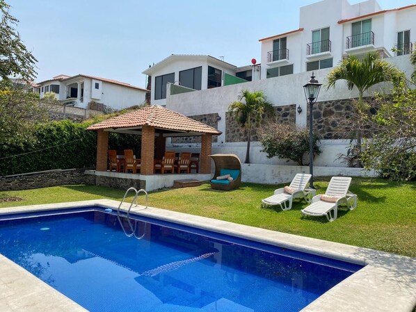 Una piscina al aire libre, una piscina climatizada