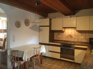 Fridge, microwave, oven, stovetop - Landlust: Farmhouse with history and character. With large enclosed courtyard (Niedermoschel)