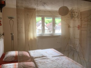 4 bedrooms, iron/ironing board, bed sheets - Landlust: Farmhouse with history and character. With large enclosed courtyard (Niedermoschel)