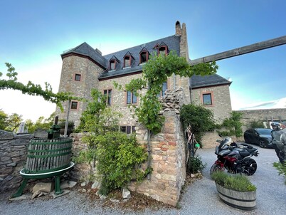 Landlust: Farmhouse with history and character. With large enclosed courtyard
