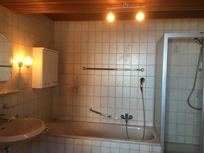Bathtub, hair dryer, towels, soap - Landlust: Farmhouse with history and character. With large enclosed courtyard (Niedermoschel)