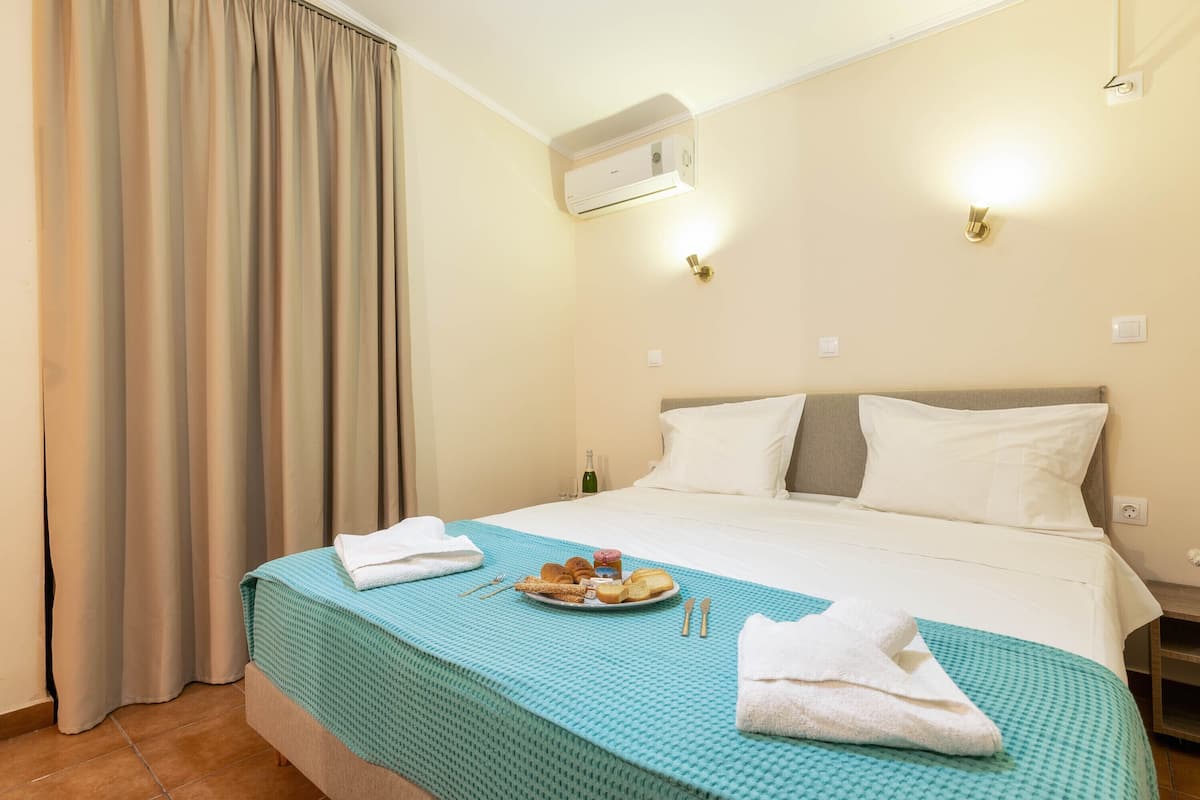 Appartamento, 1 camera da letto, vista mare | 1 camera, una cassaforte in camera, tende oscuranti, ferro/asse da stiro