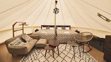 Deluxe tent | Een bureau
