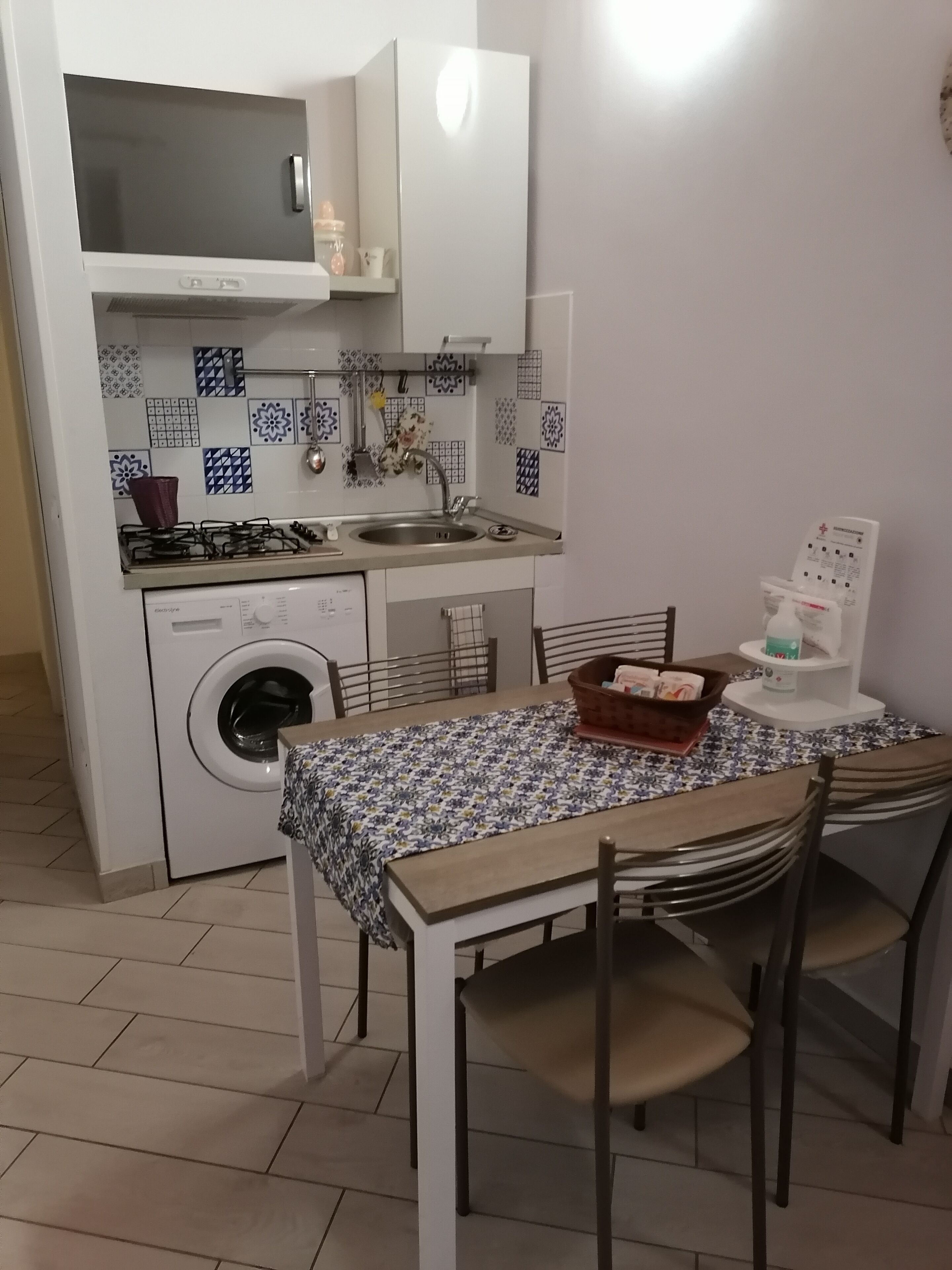Kühlschrank, Ofen, Herdplatte, Wasserkocher mit Kaffee-/Teezubehör