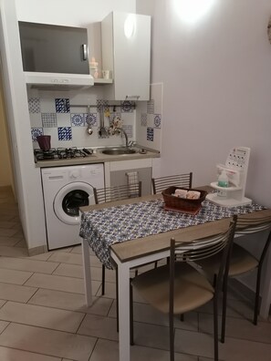 Frigorífico, horno, placa de cocina y cafetera o tetera