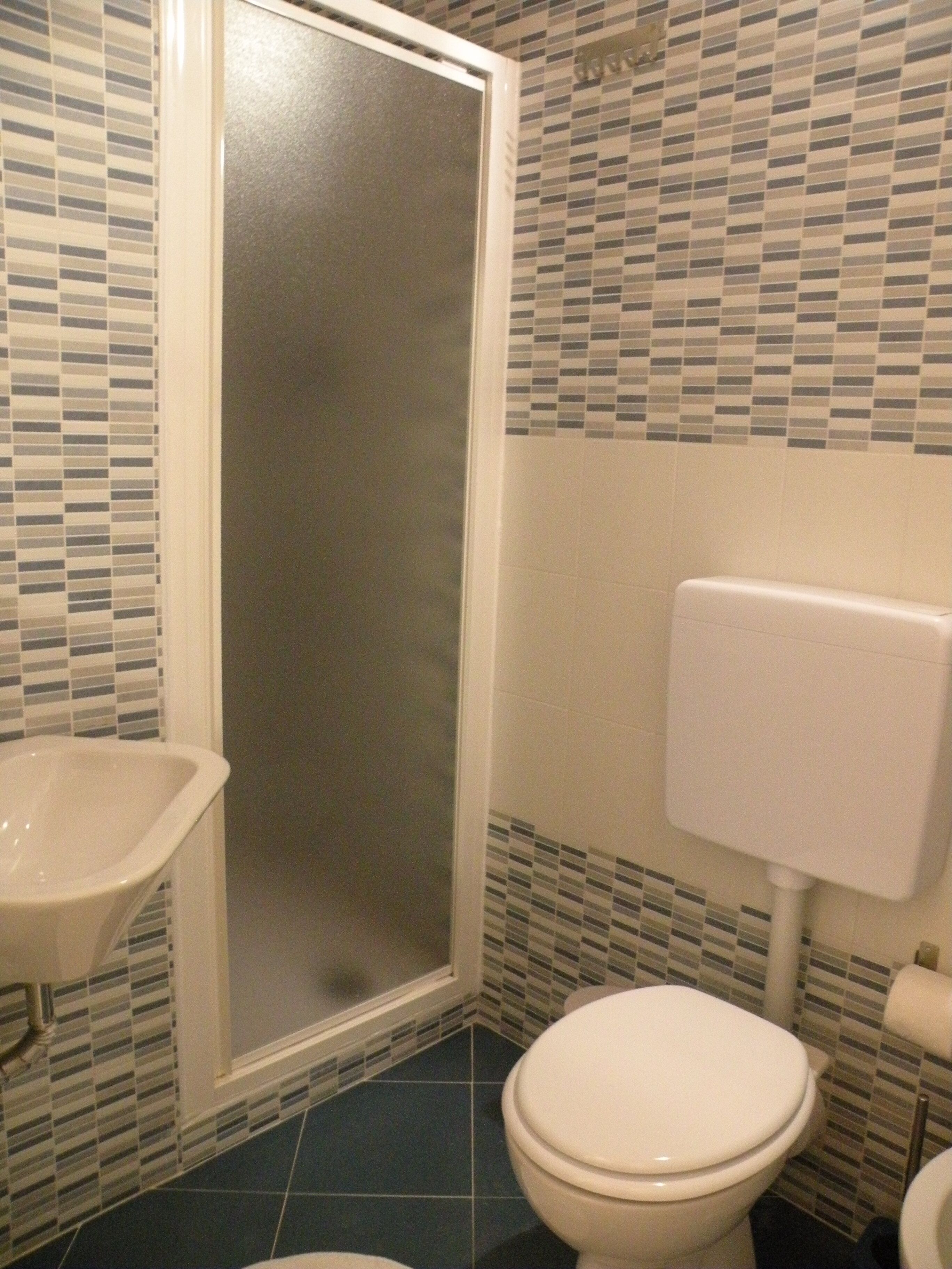 Dusche, Haartrockner, Bidet, Handtücher