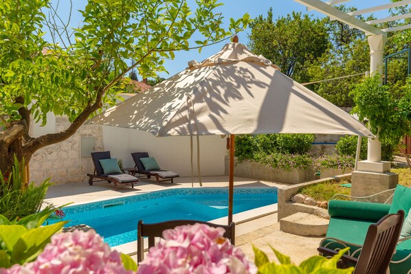 Piscine extérieure (ouverte en saison), parasols de plage