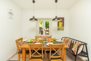 Traditional-Villa | Essbereich im Zimmer