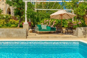 Seasonal outdoor pool, pool umbrellas, sun loungers - Villa Pomalo (Dubrovnik)