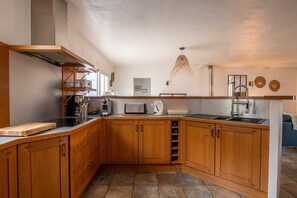 Réfrigérateur, micro-ondes, four, lave-vaisselle