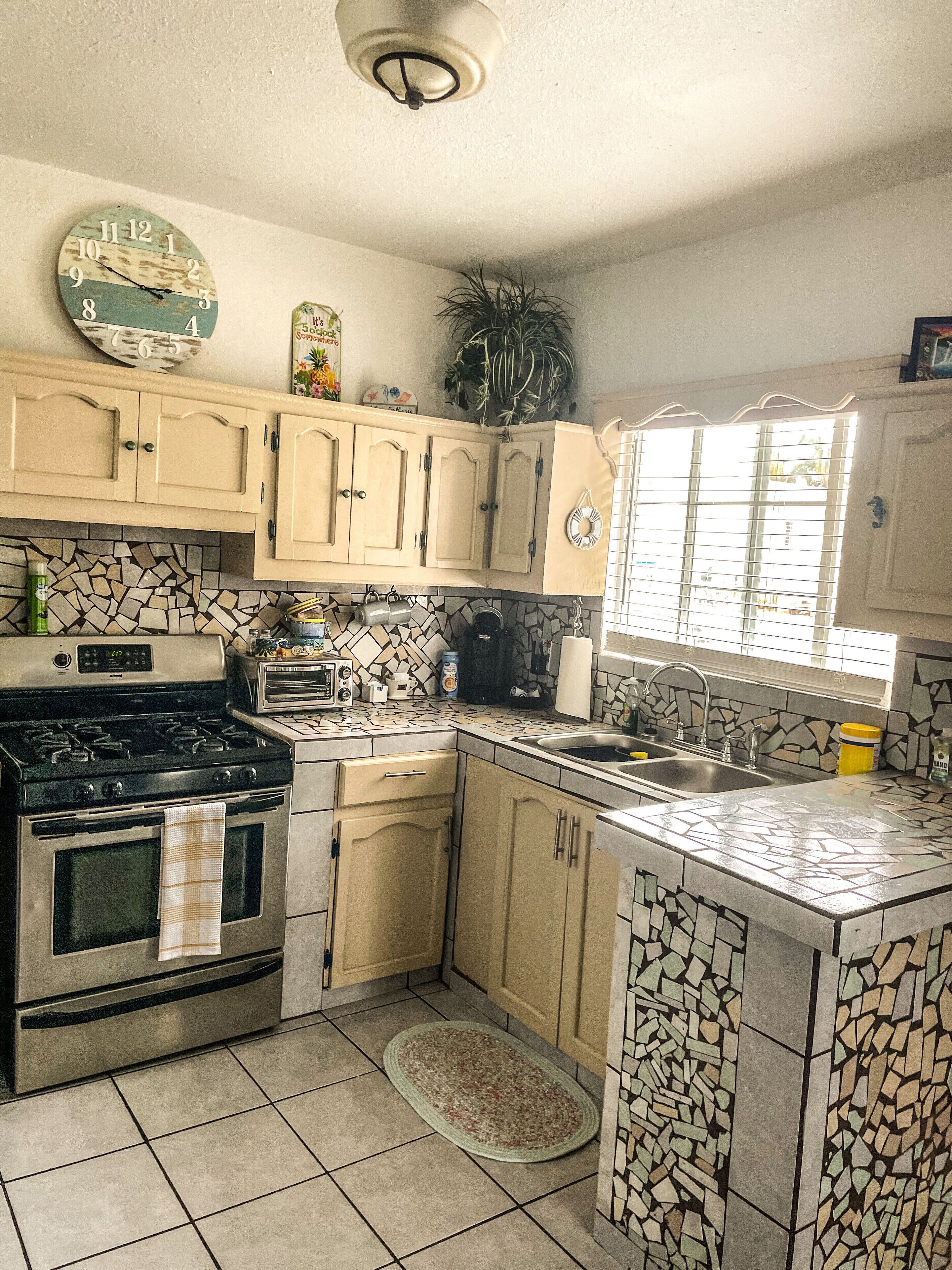 Bright and cheery turnkey apartment close to Papas, Coco Beach, and Tacos Yaqui 