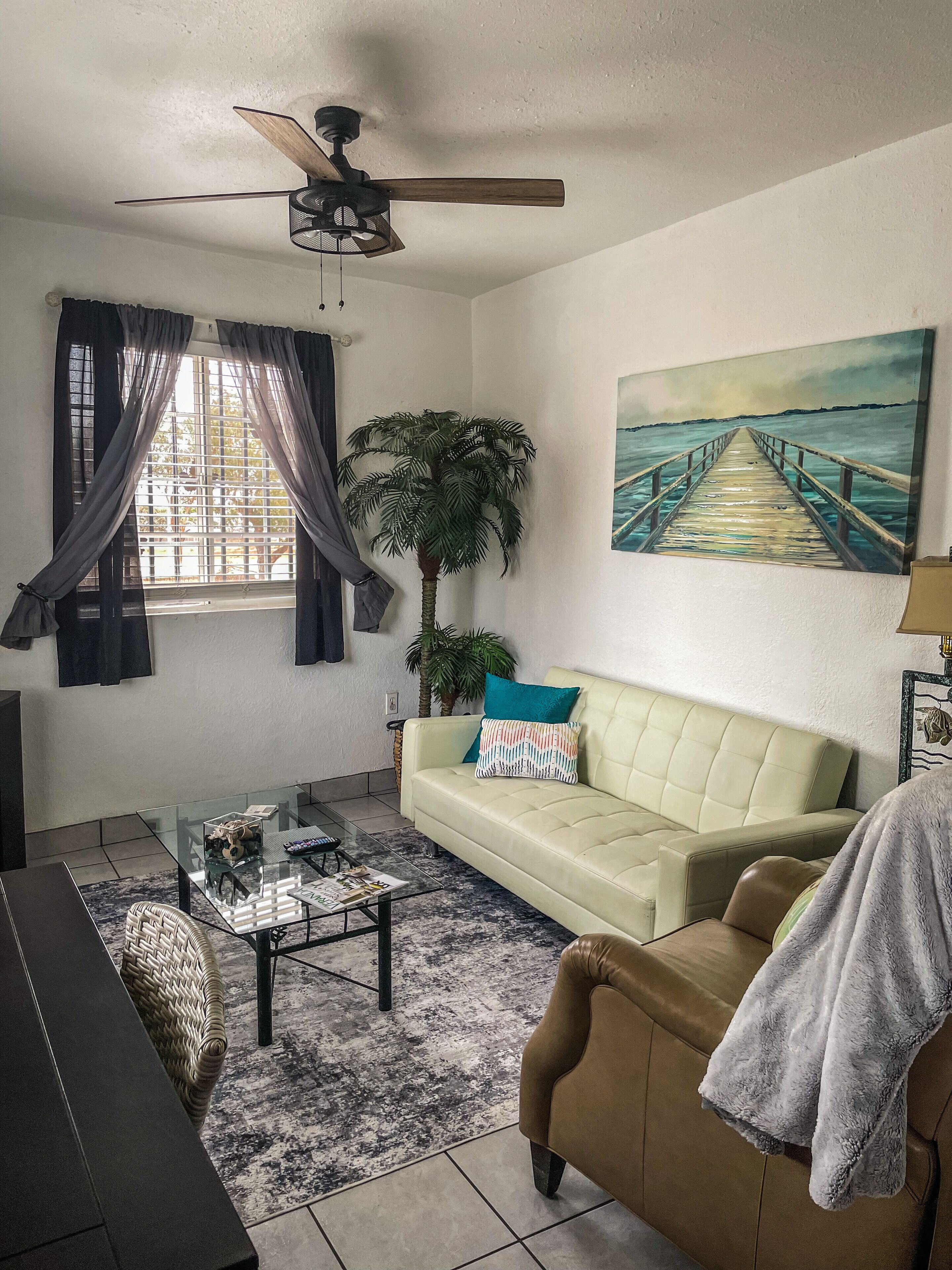 Bright and cheery turnkey apartment close to Papas, Coco Beach, and Tacos Yaqui 