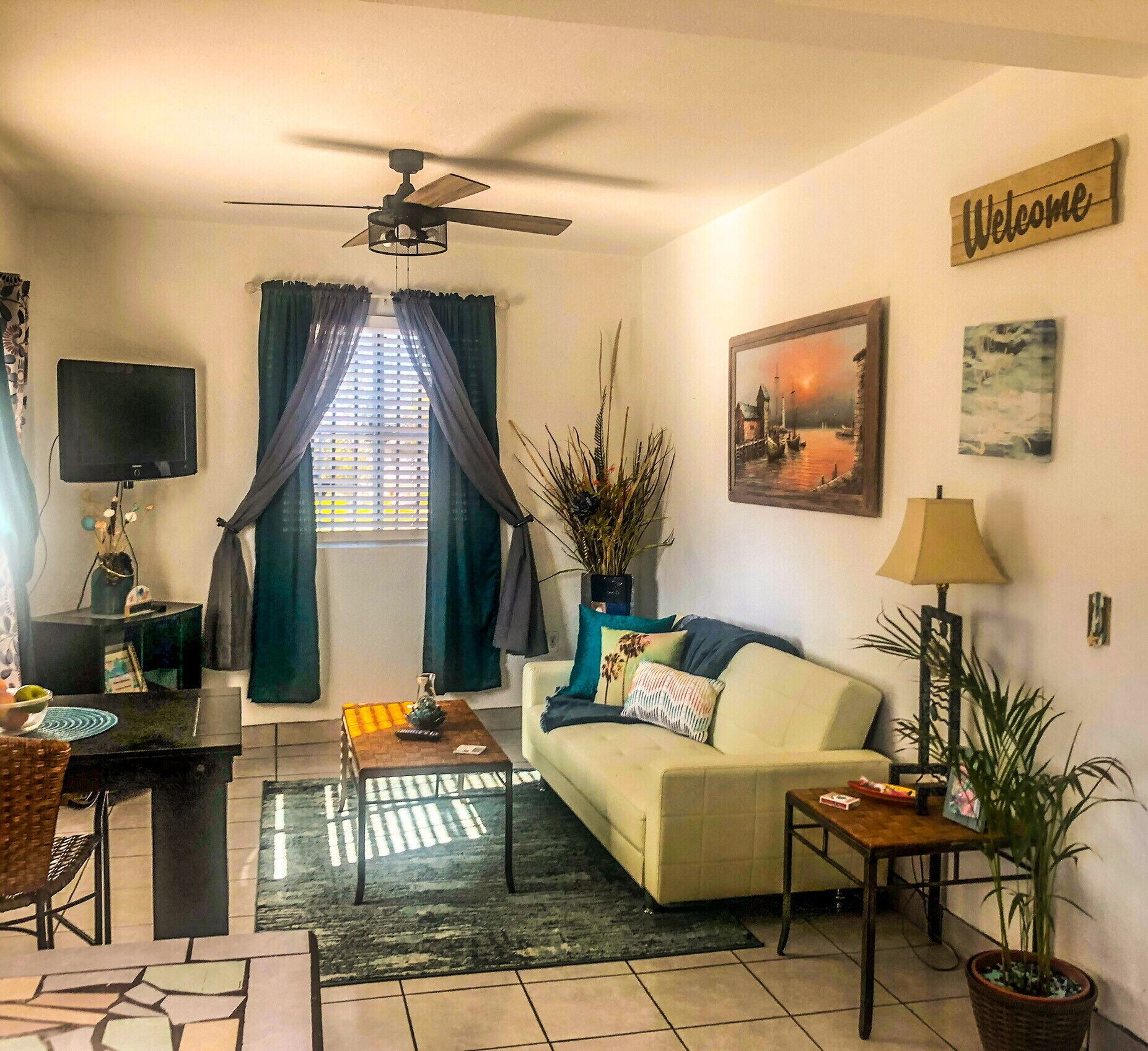 Bright and cheery turnkey apartment close to Papas, Coco Beach, and Tacos Yaqui 