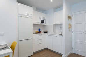 Réfrigérateur, micro-ondes, cafetière/bouilloire, bouilloire électrique