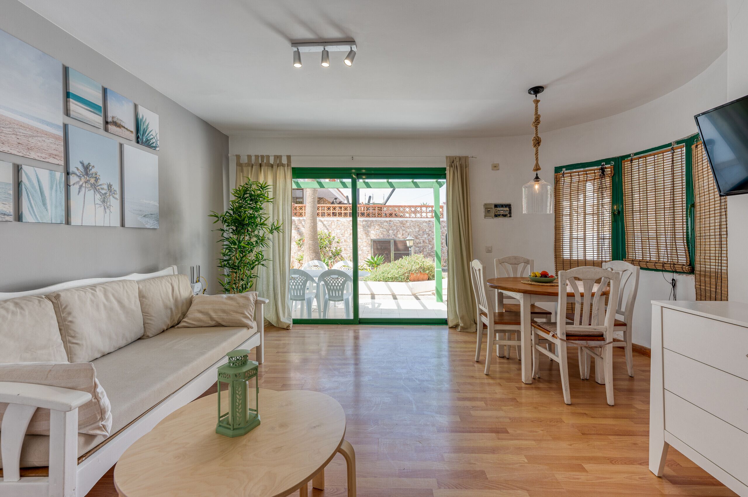 HomeForGuest Apartment with pool and terrace 1 min from the Beach