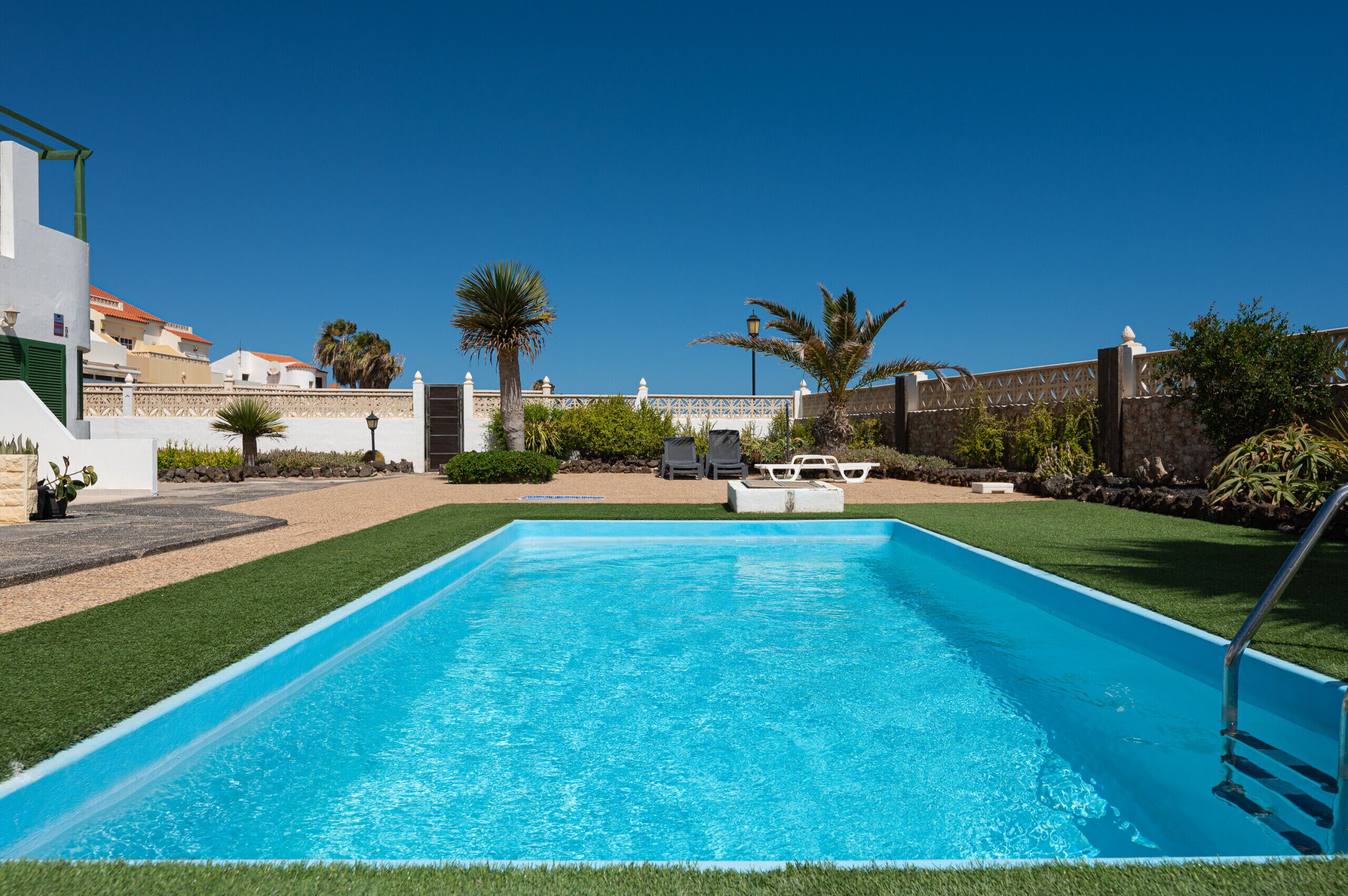HomeForGuest Apartment with pool and terrace 1 min from the Beach