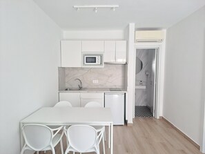 Réfrigérateur, cafetière/bouilloire, grille-pain