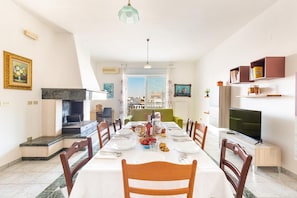 Grand réfrigérateur, four, lave-vaisselle