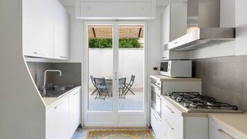 Frigorifero con congelatore, microonde, forno, lavastoviglie