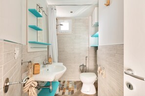 Apartment | Bathroom | Shower, hair dryer - 2184 Mono Chicca Blu (Manduria)