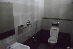 Standard Room | Bathroom | Shower, rainfall showerhead - Sri Ganesh Mahal (Puducherry)