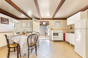 Frigorifero con congelatore, microonde, forno