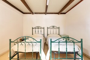 2 quartos, ferros/tábuas de passar roupa, roupa de cama