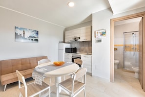 Apartamento | Cozinha privada | Geladeira grande, micro-ondas, fogão