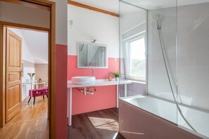 Badewanne, Haartrockner, Handtücher, Seife