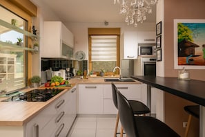 Kühlschrank, Mikrowelle, Ofen, Geschirrspüler