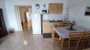 Fridge, stovetop, coffee/tea maker