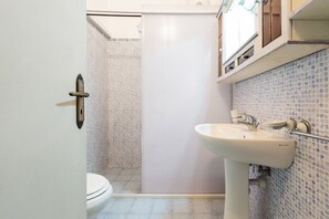 Villa | Bathroom | Shower, hair dryer - 2299 Villetta Noemi (Porto Cesareo)