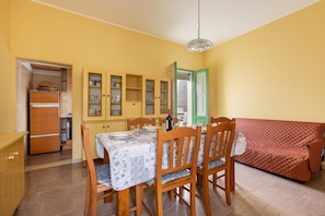 Full-size fridge, microwave, oven, dishwasher