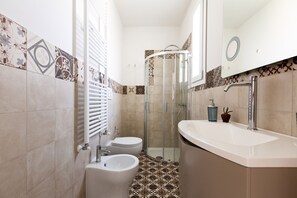 Een douche, handdoeken