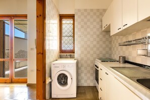 Appartamento | Cucina privata | Frigorifero con congelatore, forno