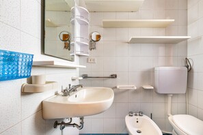 Lejlighed | Badeværelse | Bruser, håndklæder