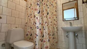 Rainfall showerhead, free toiletries, bidet, heated floors