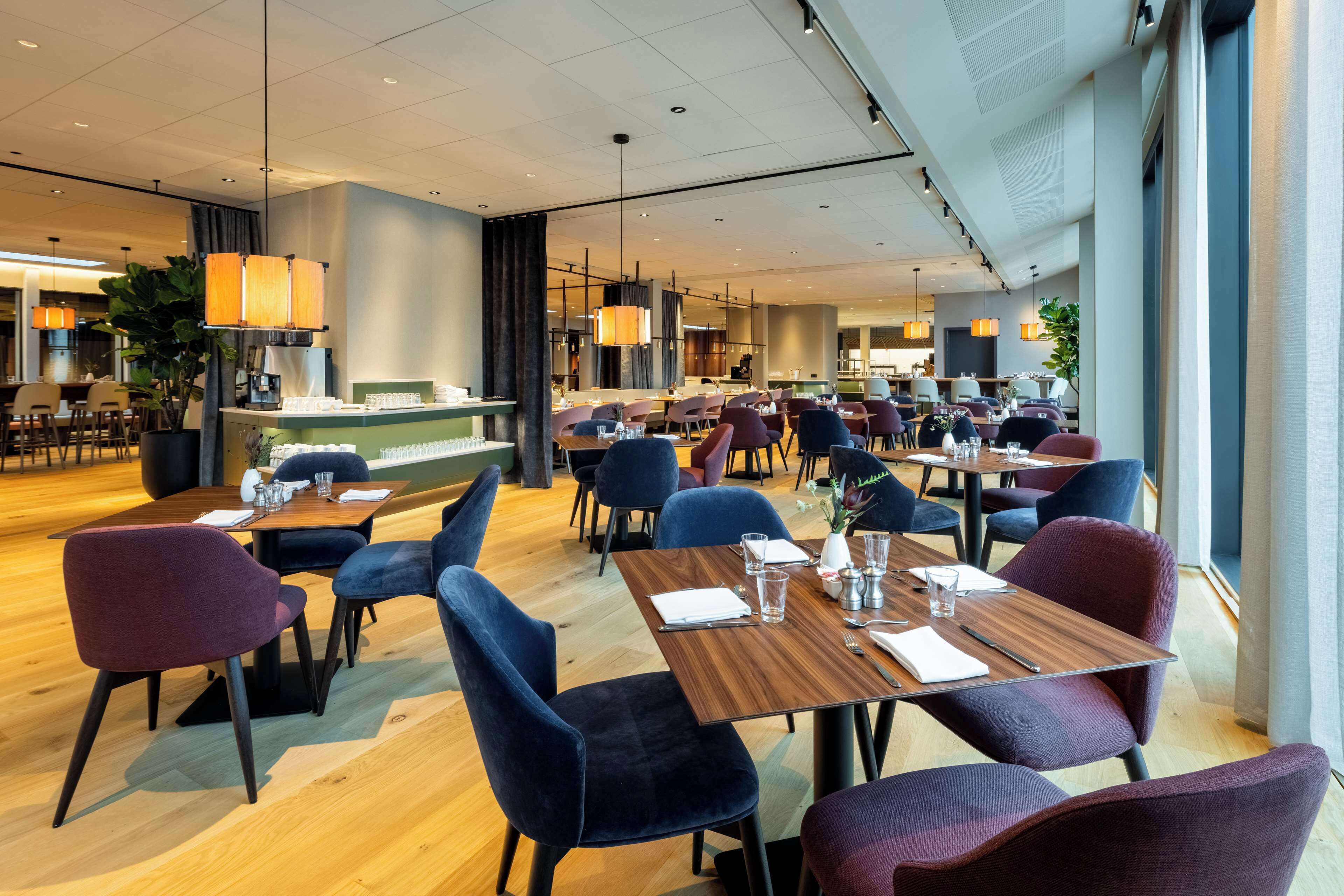 2 restaurants; lunch, dinner and brunch served 