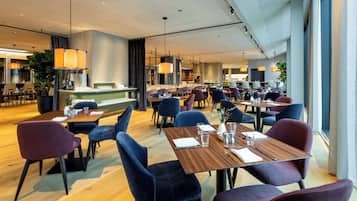 2 restaurants; lunch, dinner and brunch served