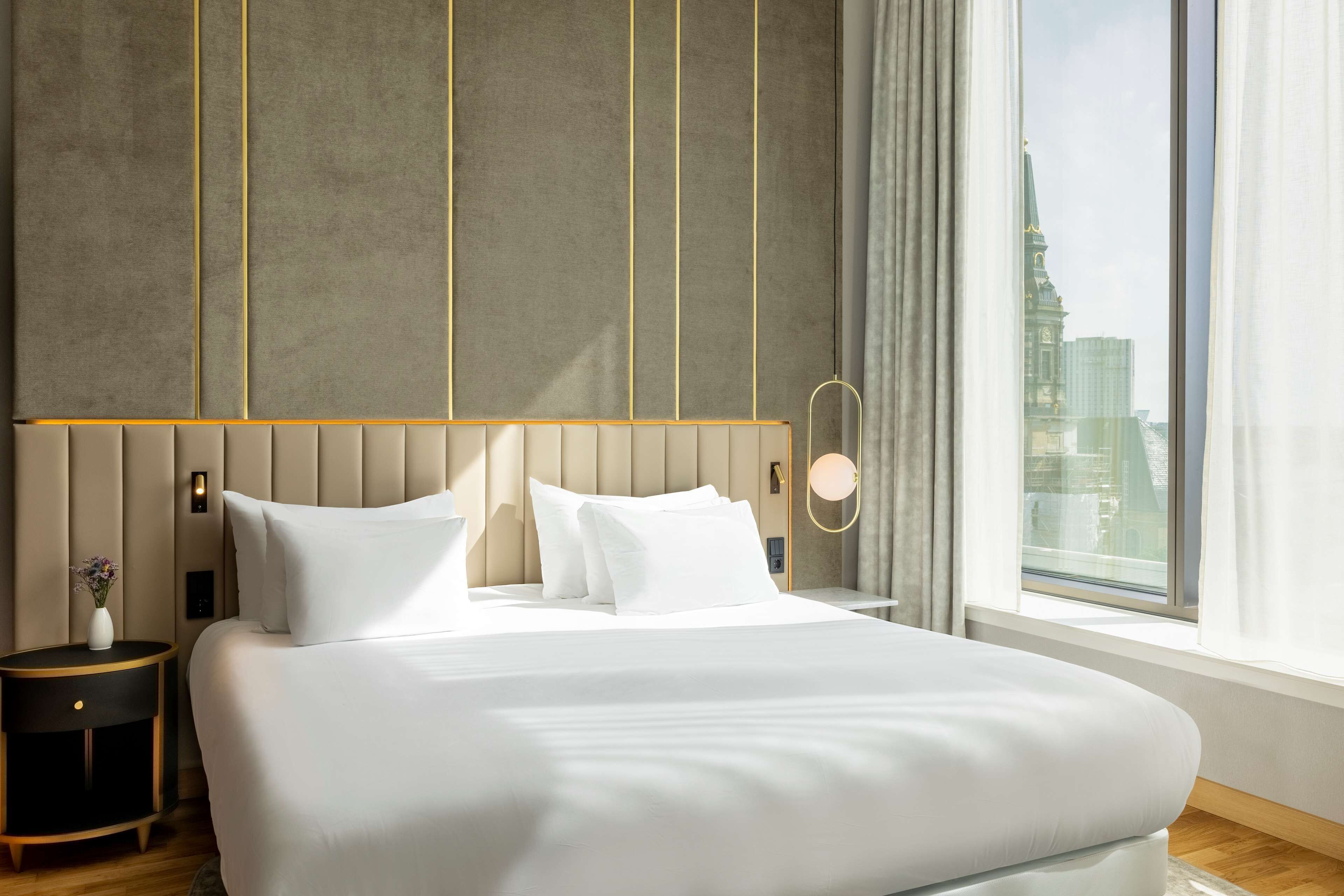 Suite, uitzicht op de stad | Een minibar, een kluis op de kamer, een bureau, een laptopwerkplek