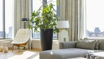Presidentiële suite (View) | Een minibar, een kluis op de kamer, een bureau, een laptopwerkplek