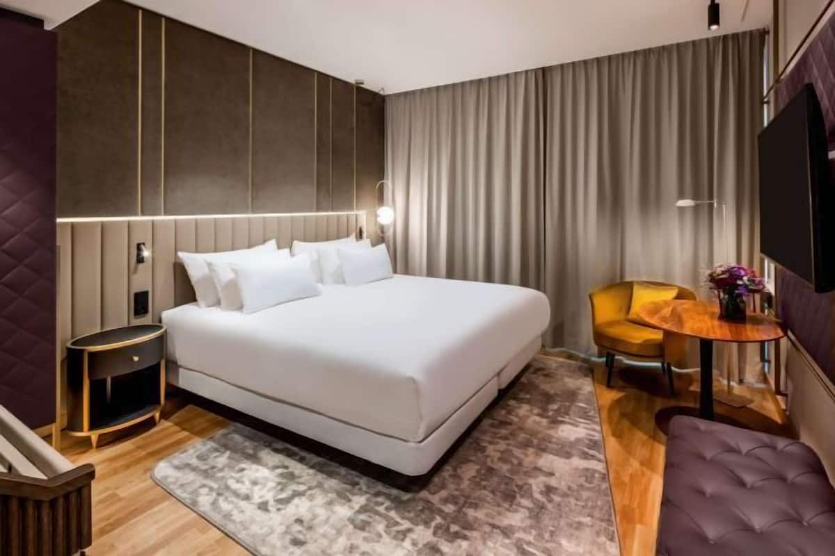 Minibar, caja de seguridad en la habitación y escritorio