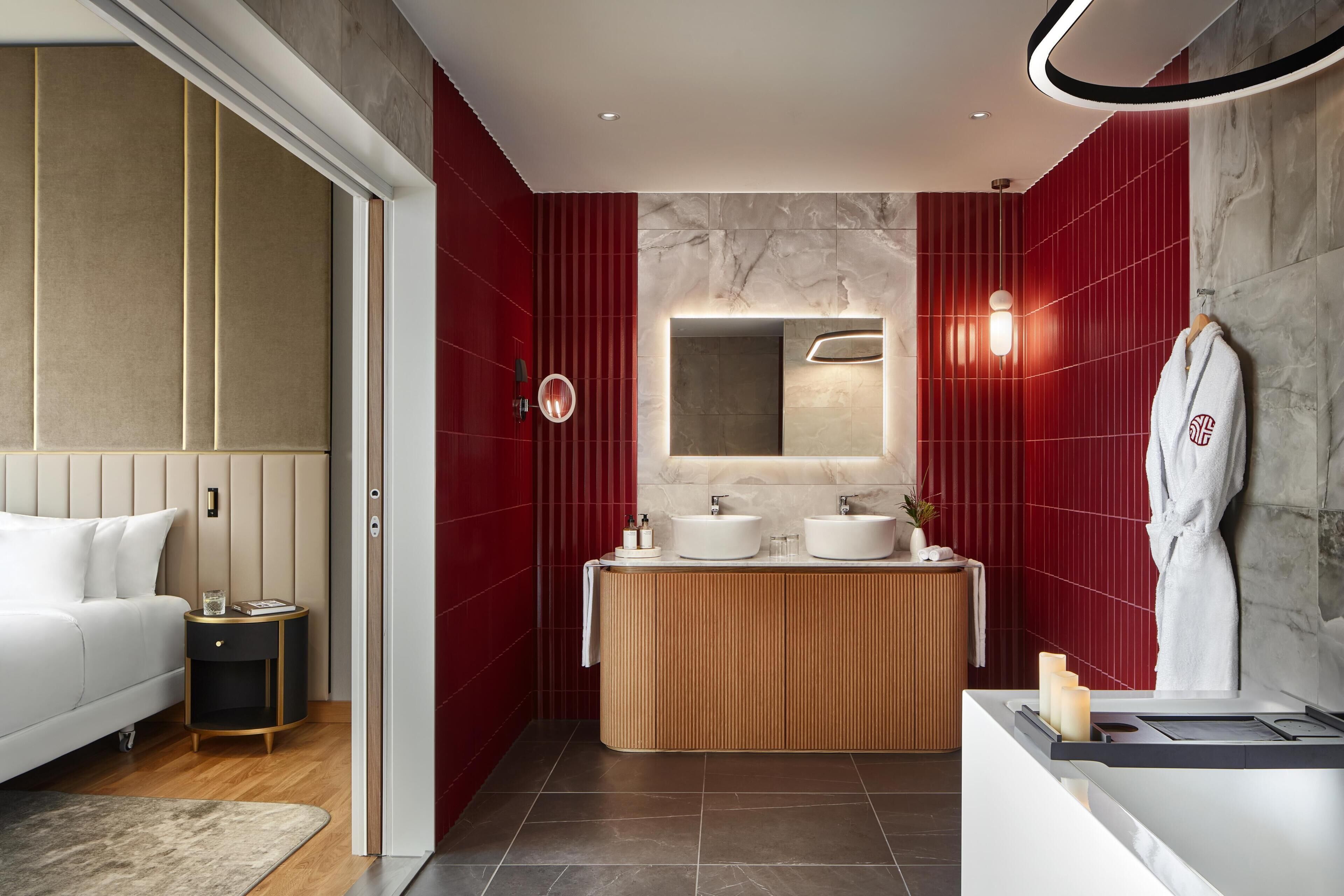 Un baño moderno con tocador, dos lavamanos y un espejo.