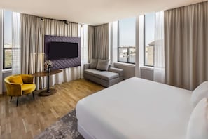 Minibar, in-room safe, desk, laptop workspace - NH Collection Copenhagen (Copenhagen)