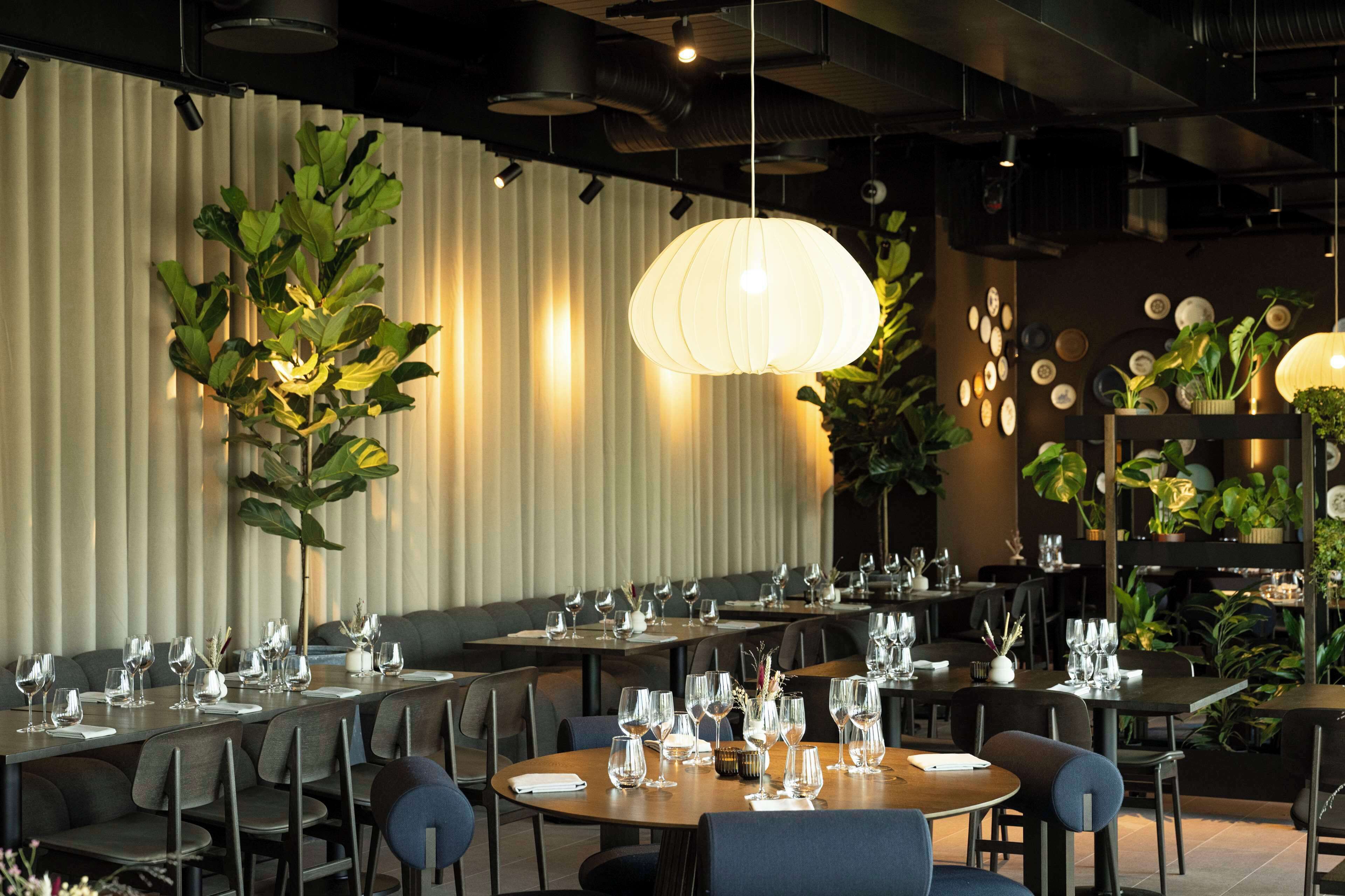 2 restaurants; ze serveren er lunch, diner en brunch 