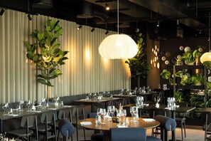 2 か所のレストラン : ランチ、ディナー、ブランチに営業
