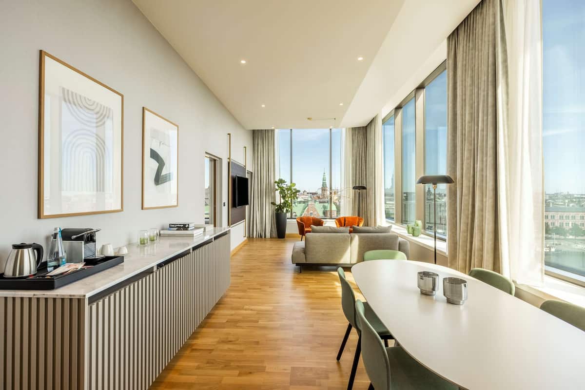 Waterfront Panoramic Suite | ミニバー、セーフティボックス (室内)、デスク、ノートパソコン用作業スペース
