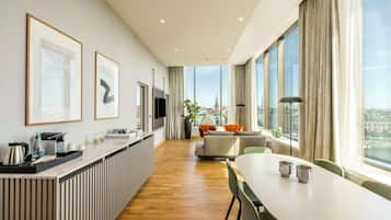 Waterfront Panoramic Suite | Minibar, safe på rommet, skrivebord og skrivebord for bærbar PC