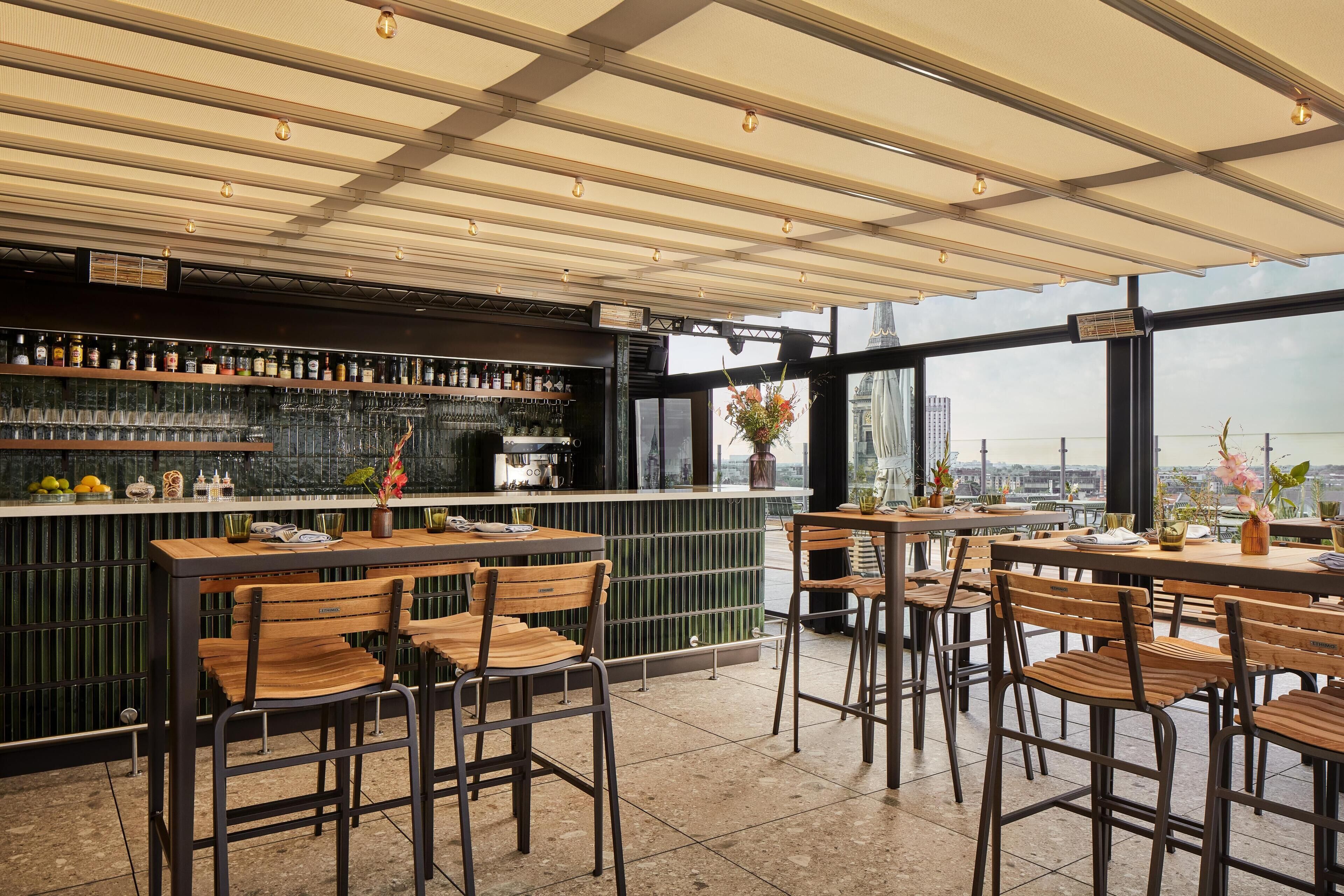 2 bars/lounges, lobby lounge, rooftop bar